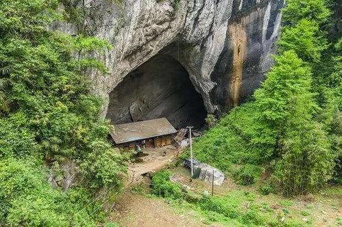 贵州网红打卡景点山洞里,探秘山洞秘境，光影交织的奇幻之旅